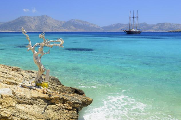 Las aguas cristalinas de Koufonisia, en las Pequeñas Cícladas, islas griegas, Grecia © Aetherial / iStock / Getty Images