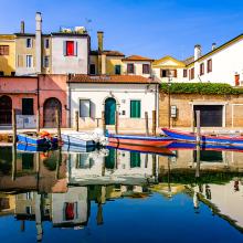 Casasa y canal del famoso casco antiguo de Chioggia, en Italia