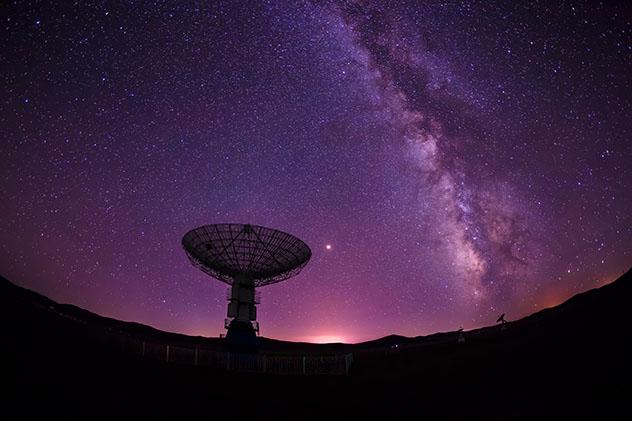 Astrofotografía de la Vía Láctea y cielo oscuro