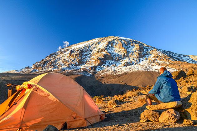 Un alpinista contempla el Kibo, uno de los tres picos volcánicos del Kilimanjaro, Tanzania © Juergen_Wallstabe / Shutterstock