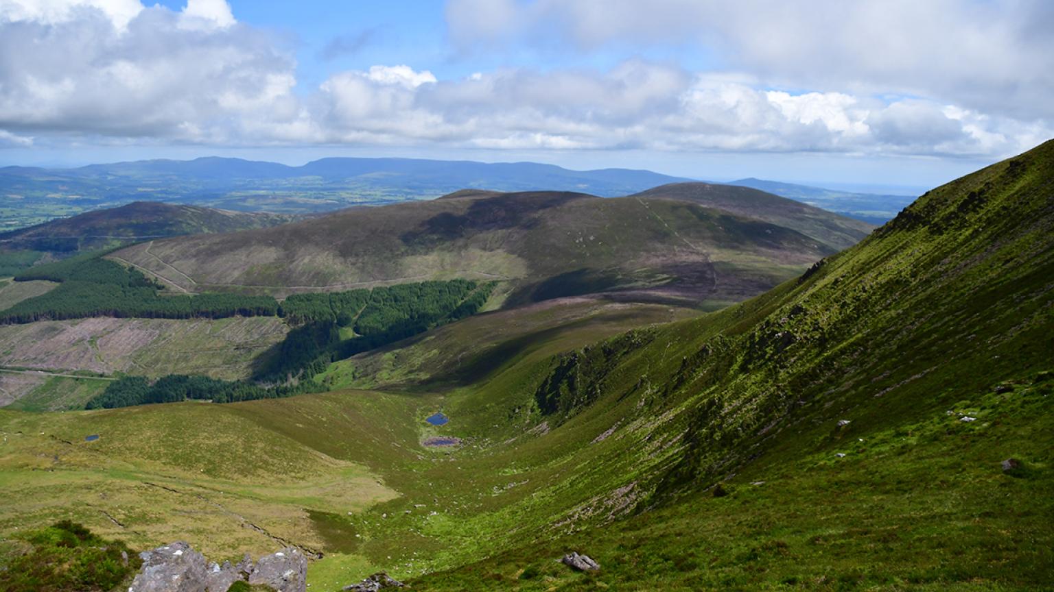 Paisaje de montaña con nubes. Knockmealdown Mountains, Co. Tipperary, Irlanda 