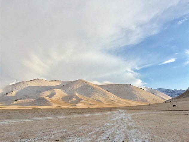 Las toscas estribaciones de las Tian Shan bajo un suave manto de nieve de septiembre, Kirguistán © Megan Eaves / Lonely Planet