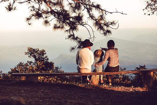Familia viajera en plena naturaleza © I Water / Shutterstock