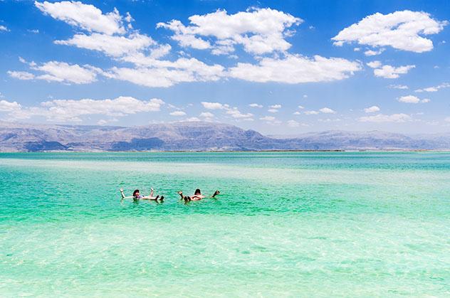 ¿Un chapuzón en las aguas hipersalinas del mar Muerto?, Jordania © Olesya Baron / Shutterstock