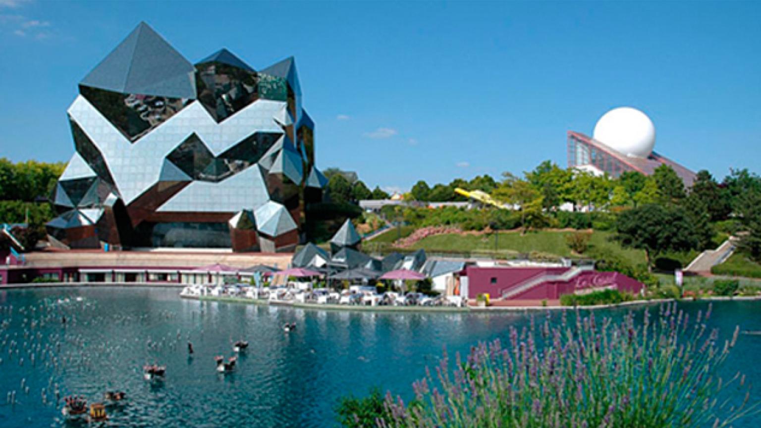 El Kinemax y el Pabellón de Futuroscope son dos de los espectaculares edificios levantados en el parque
