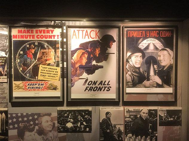 En el interior de Le Mémorial de Caen hay carteles antiguos de la II Guerra Mundial, Caen, Normandía, Francia © Damian Harper / Lonely Planet