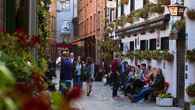 El Cathedral Quarter de Belfast es una de las mejores zonas de ocio nocturno de la ciudad, y alberga locales como Love &amp; Death y Muriel