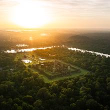 Hermosa foto de alta calidad del dron del templo de Angkor Wat al atardecer, Siem Reap, Camboya