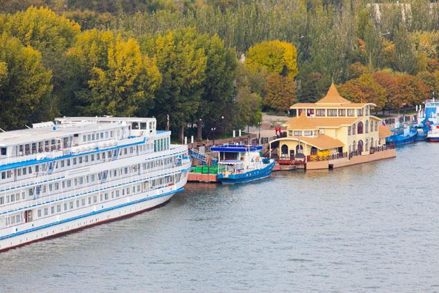 Un crucero amarrado junto a barcos más pequeños en el río Don, cerca del puerto de Rostov del Don, Rusia © Pavel Ilyukhin / Shutterstock