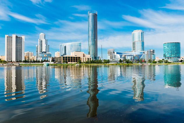 El moderno perfil urbano de Ekaterimburgo ante el estanque de la ciudad, Rusia © Valeri Potapova / Shutterstock