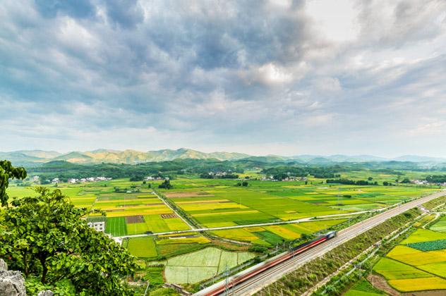 China posee la mayor red de trenes de alta velocidad del mundo, con más de 22 000 km de vías © HelloRF Zcool / Shutterstock