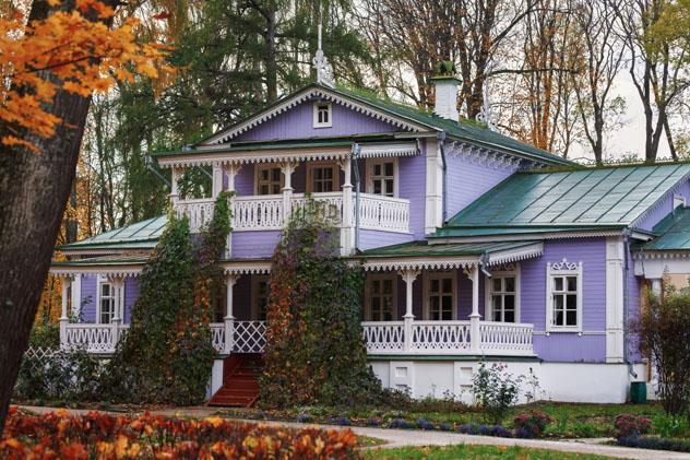 La finca de Iván Turgénev, pintada de lila, en Spasskoe-Lutovinovo, cerca de Oriol, Rusia © Sergey Cahyko / Shutterstock