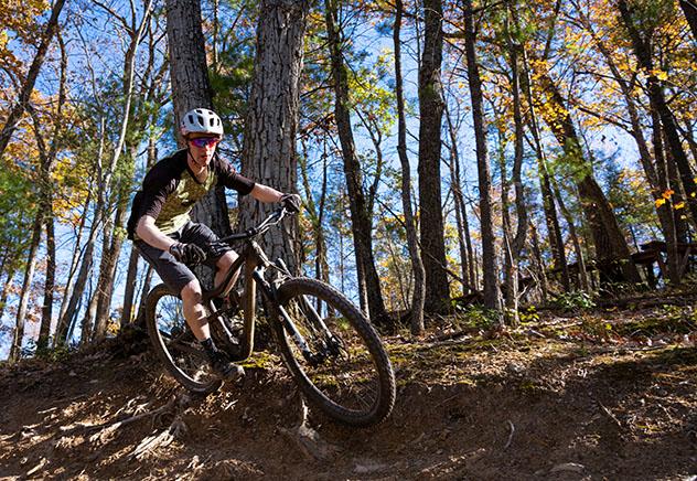 Turismo sostenible: sostenibilidad. La Virginia Mountain Bike Trail recorre 800 km de los montes Allegheny y la cordillera Azul, Virgina, EE UU