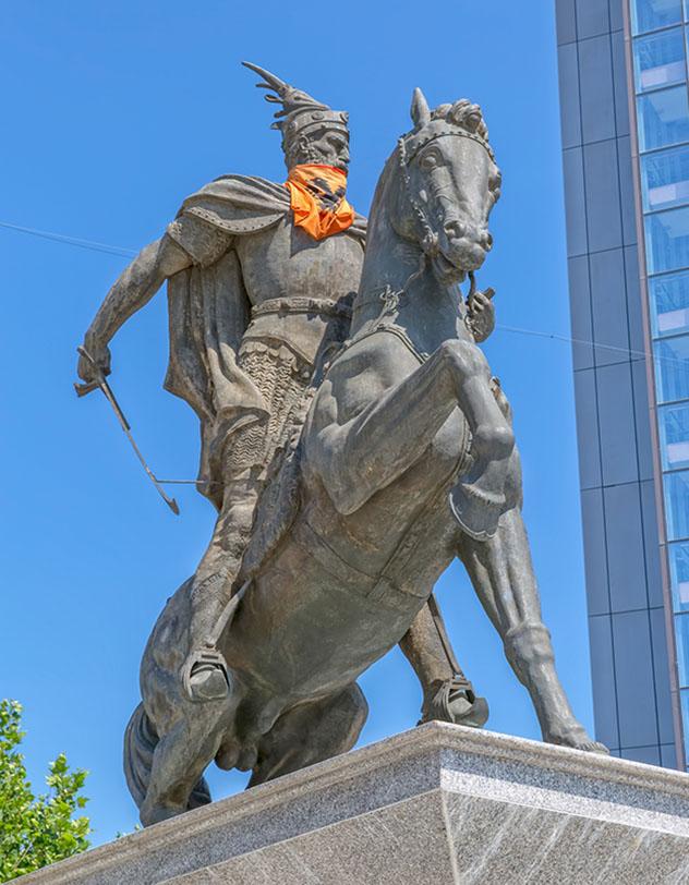 La estatua del héroe nacional albanés Skanderbeg en el centro de Pristina, Kosovo © OPIS Zagreb / Shutterstock
