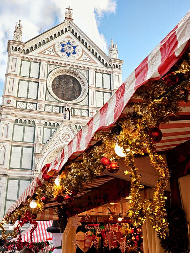 Mercado navideño en Piazza di Santa Croce, Florencia, Italia © Antonio Gravante / Shutterstock