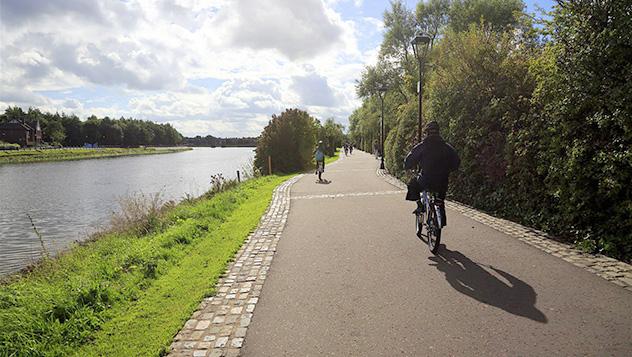 Pedalear por el camino de sirga de Lagan es una estupenda forma de explorar los alrededores de Belfast © Bruce Yuanyue Bi / Lonely Planet / Getty Images 