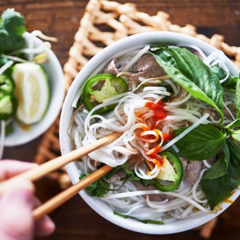'Pho' con sriracha picante, comida de Vietnam