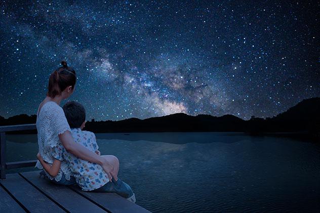Observación de cielos oscuros en familia