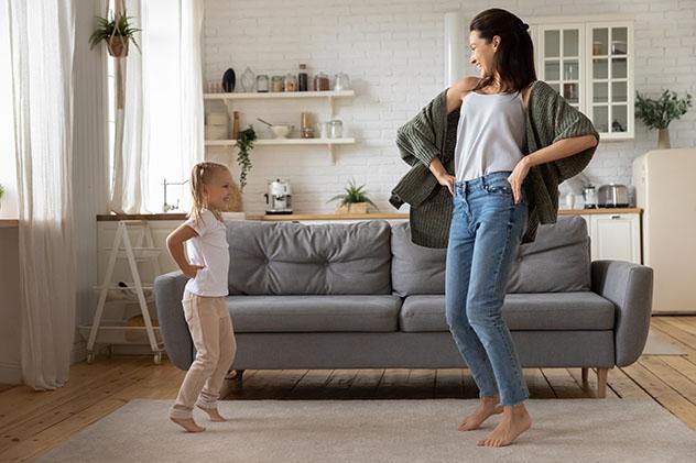 Viajar por el mundo en familia sin salir de casa a través del baile