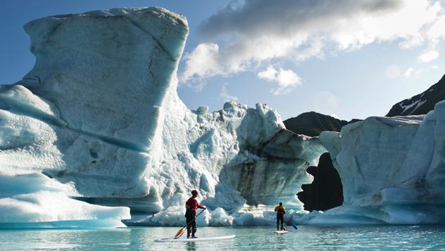 Surf de remo para estudiar el deshielo en el lago del Oso, en el Parque Nacional de los Fiordos de Kenai © James y Courtney Forte / Aurora Open / Getty Images