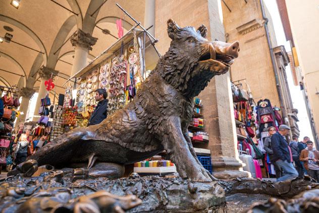 Fuente del Porcellino, Florencia, Italia © f11photo / Shutterstock