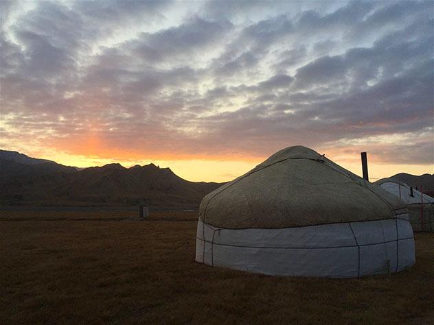 Puesta de sol en un campamento de yurtas, Kirguistán © Megan Eaves / Lonely Planet