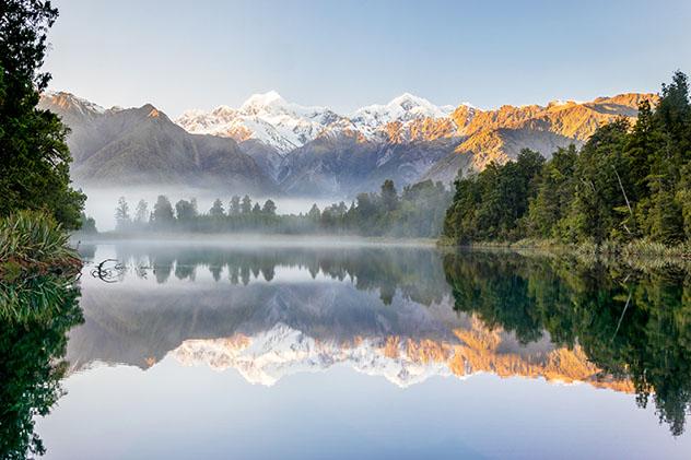 Monte Cook y Monte Tasman reflejados en el lago Matheson, Isla Sur, Nueva Zelanda © Martin Capek / Shutterstock