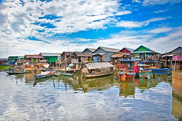 En febrero, el nivel del agua sigue alto en el lago Tonlé Sap, por eso es buena época para explorar sus coloridos pueblos flotantes, Camboya © Aleksandar Todorovic / Shutterstock