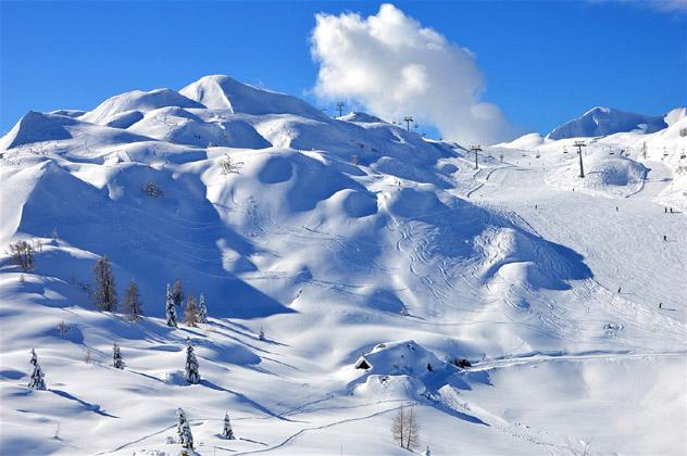 El ondulado terreno de Vogel ofrece sencillos desvíos fuera de pistas, Alpes Julianos, Eslovenia © Vogel Ski Resort
