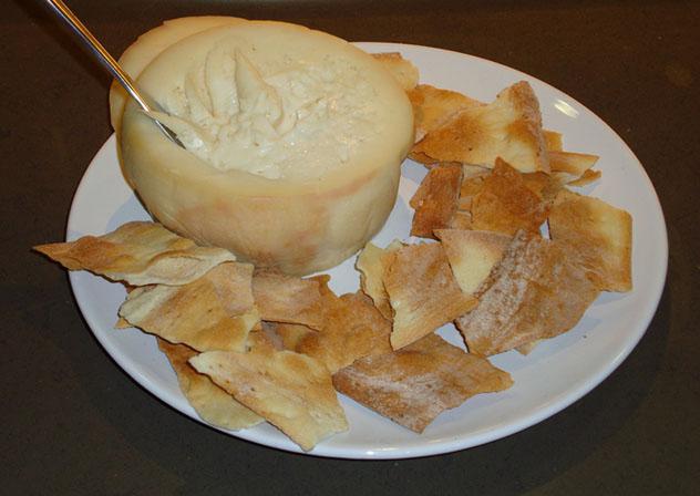 Torta del Casar, producto estrella de Casar de Cáceres, Extremadura: ruta por el oeste de España
