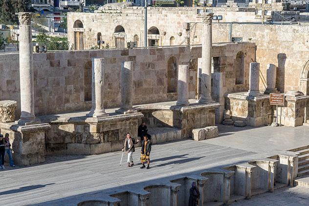 Turismo sostenible: diversidad. Vistas desde el interior del teatro romano de Ammán, Jordania