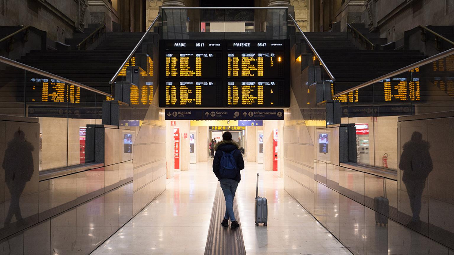 Viajera en la Estación Central de Milán, Italia