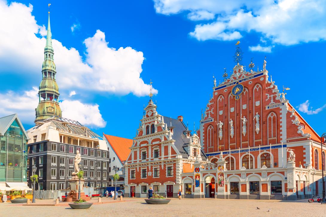 Plaza del Casco Antiguo de Ratslaukums en el centro de Riga, Eslovenia © Nick N A / Shutterstock