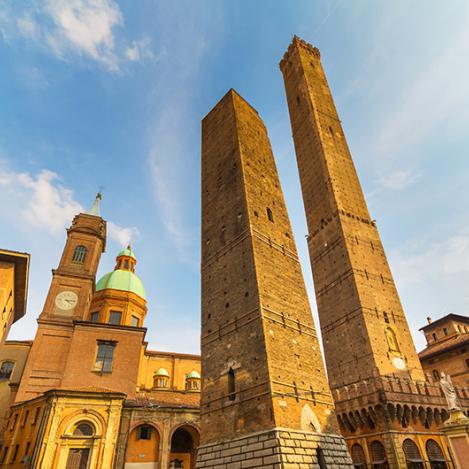 Las Dos Torres y las calles históricas de Bolonia, Italia
