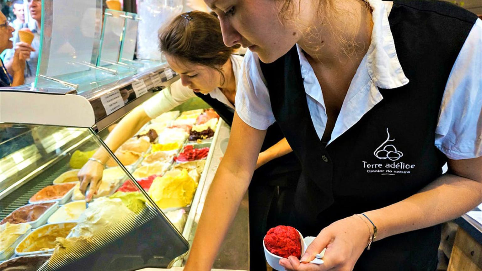 Dependientas sirviendo tarrinas de helado en Terre Adélice, Lyon, Francia