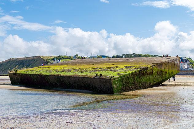 Gold Beach y los puertos Mulberry en Arromanches-les-Bains, Normandía, Francia © LuXpics / Shutterstock