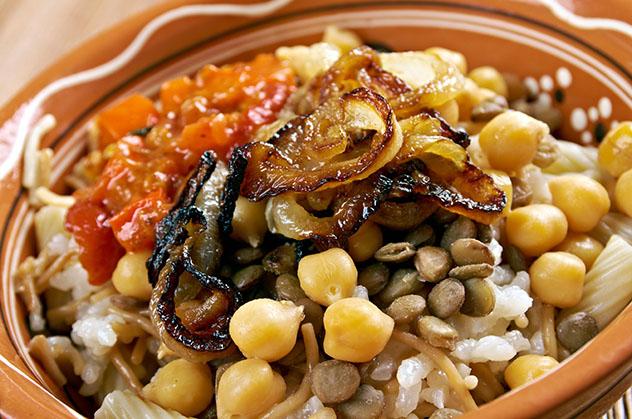 El kushari, una combinación de arroz, macarrones y lentejas en salsa de tomate y vinagre es el plato nacional egipcio más apreciado, El Cairo, Egipto © Fanfo / Shutterstock