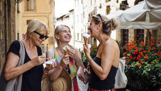 Compartir un helado –o una comida– con un lugareño para saborear el auténtico día a día de una ciudad © SolStock / Getty Images