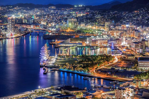 Nagasaki es una ciudad vibrante, con recuerdos de un pasado doloroso y un presente enérgico y diverso, Japón © tomophotography / Getty images