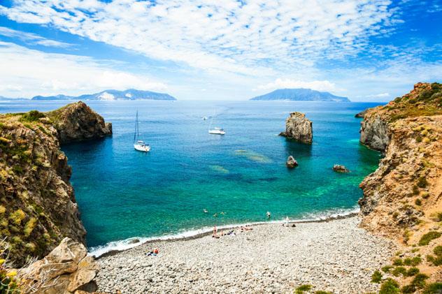 Cala Junco es un sitio idílico para nadar, Panarea, Islas Eolias, Italia  © spooh / Getty Images