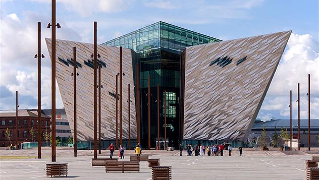 El modernísimo Titanic Belfast es la mayor atracción de la ciudad © Nahlik / Shutterstock