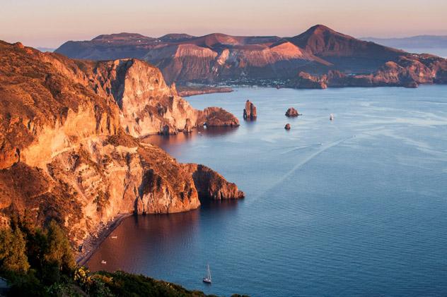 La vista desde Quattrocchi, con la playa Valle I Muria en primer plano y la isla Vulcano al fondo, Islas Eolias, Italia © luiginifosi / Getty Images