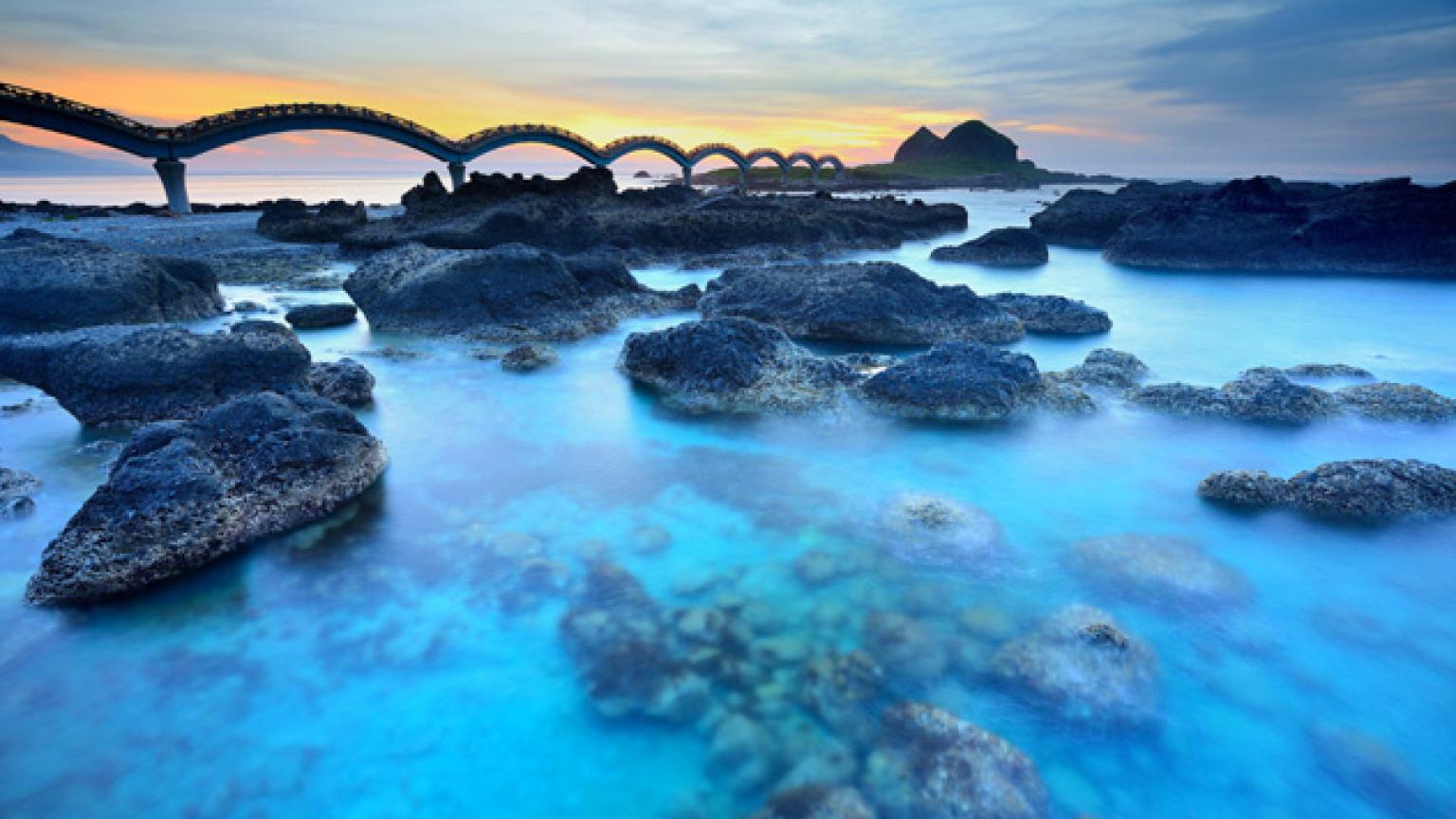 Puente del Dragón de Sansiantai conecta las islas de la zona con la costa este de Taiwán