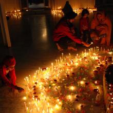 Encendiendo las velas del Diwali, India
