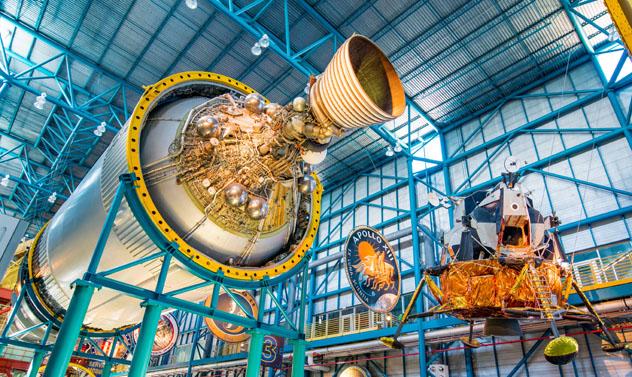 Los motores de despegue del cohete Saturno V se exponen en el Kennedy Space Center,  EEUU © NaughtyNut / Shutterstock