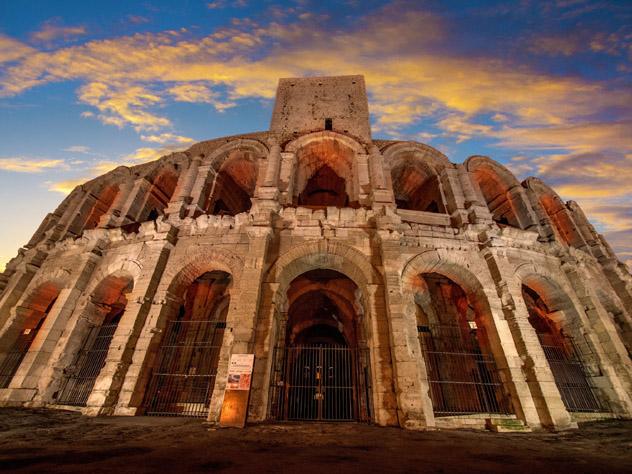 El gran Les Arènes de Arlés tenía capacidad para más de 20 000 personas en su mejor época, sur de Francia © Christian Delbert / Shutterstock