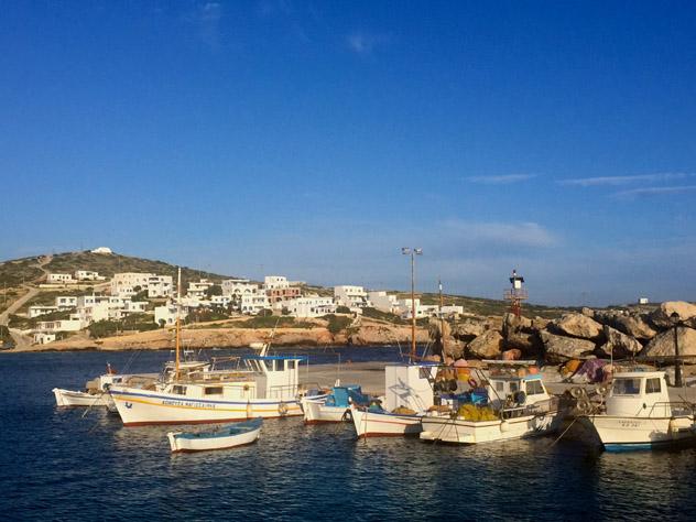 El sencillo puerto de Stavros, principal núcleo habitado de Donousa, Pequeñas Cícladas, islas griegas, Grecia © Carolyn Bain / Lonely Planet