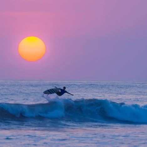 Surf en Playa El Carmen, entre Mal País y Santa Teresa, Costa Rica