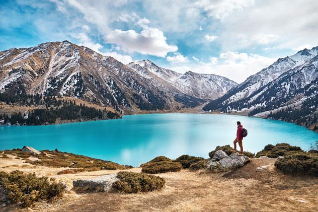 Gran lago glaciar de Alma Ata bajo los picos nevados de las montañas Tian Shan. Cavan Images/Getty Images ©