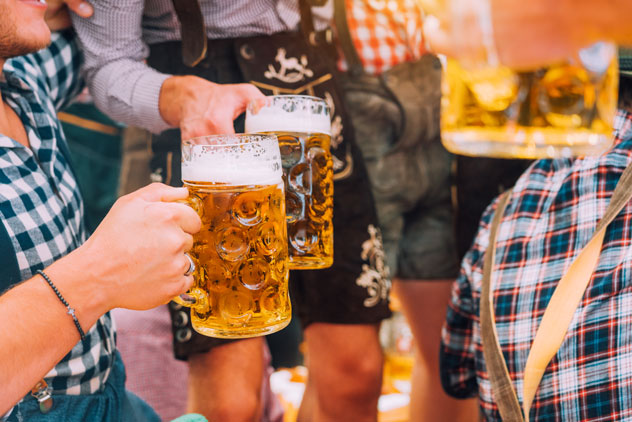 Disfrutar de la cerveza en la Oktoberfest. 